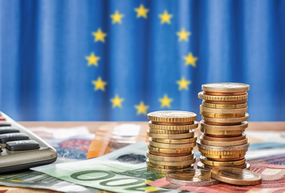 Europees geld met een EU-vlag op de achtergrond