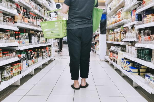Winkelen in een Europese supermarkt